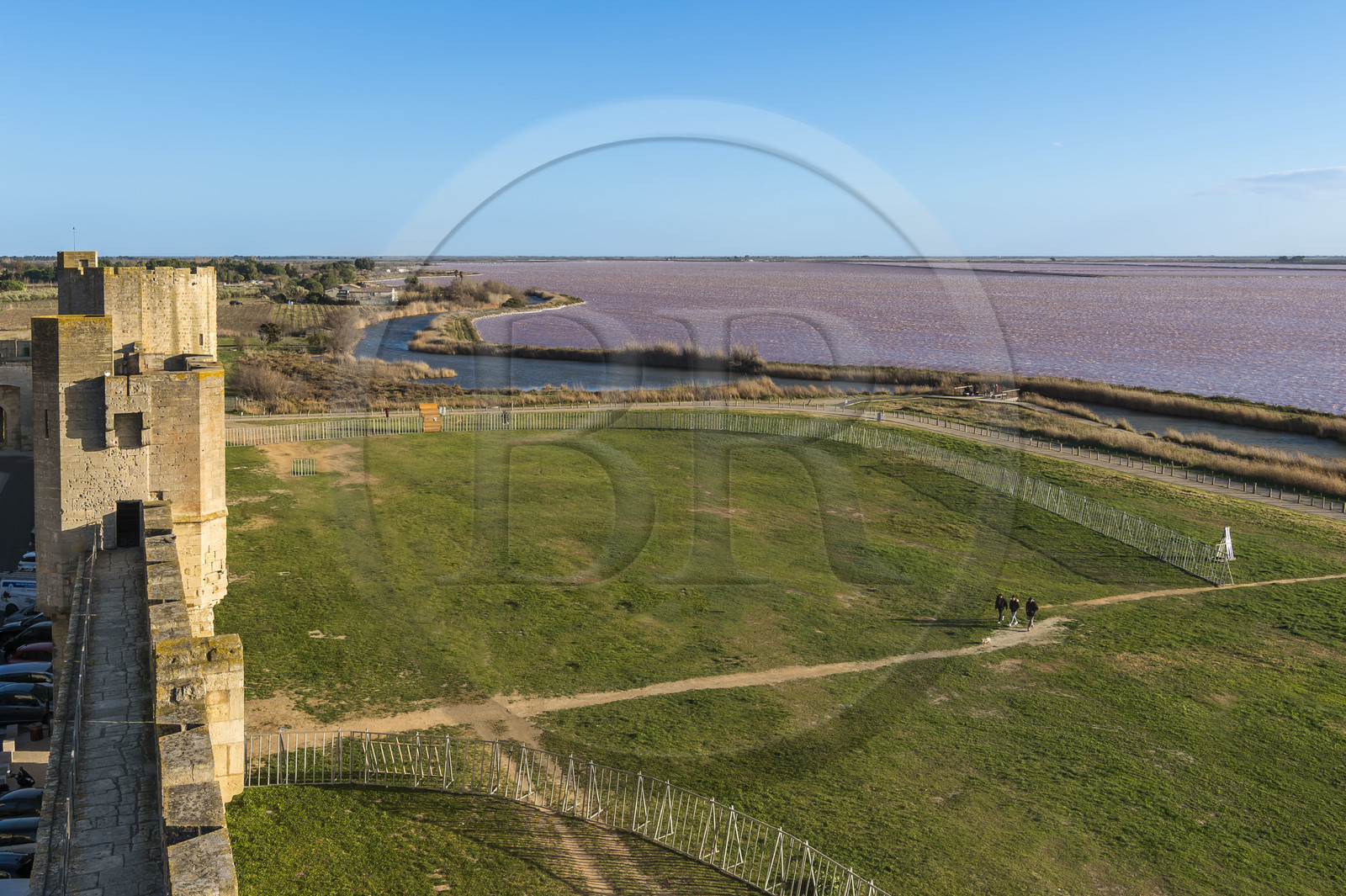 France, Gard (30), Aigues-Mortes, Tour de la Porte de la Marine et chemin de ronde sur les remparts sud, les marais salants (Salins du Midi)