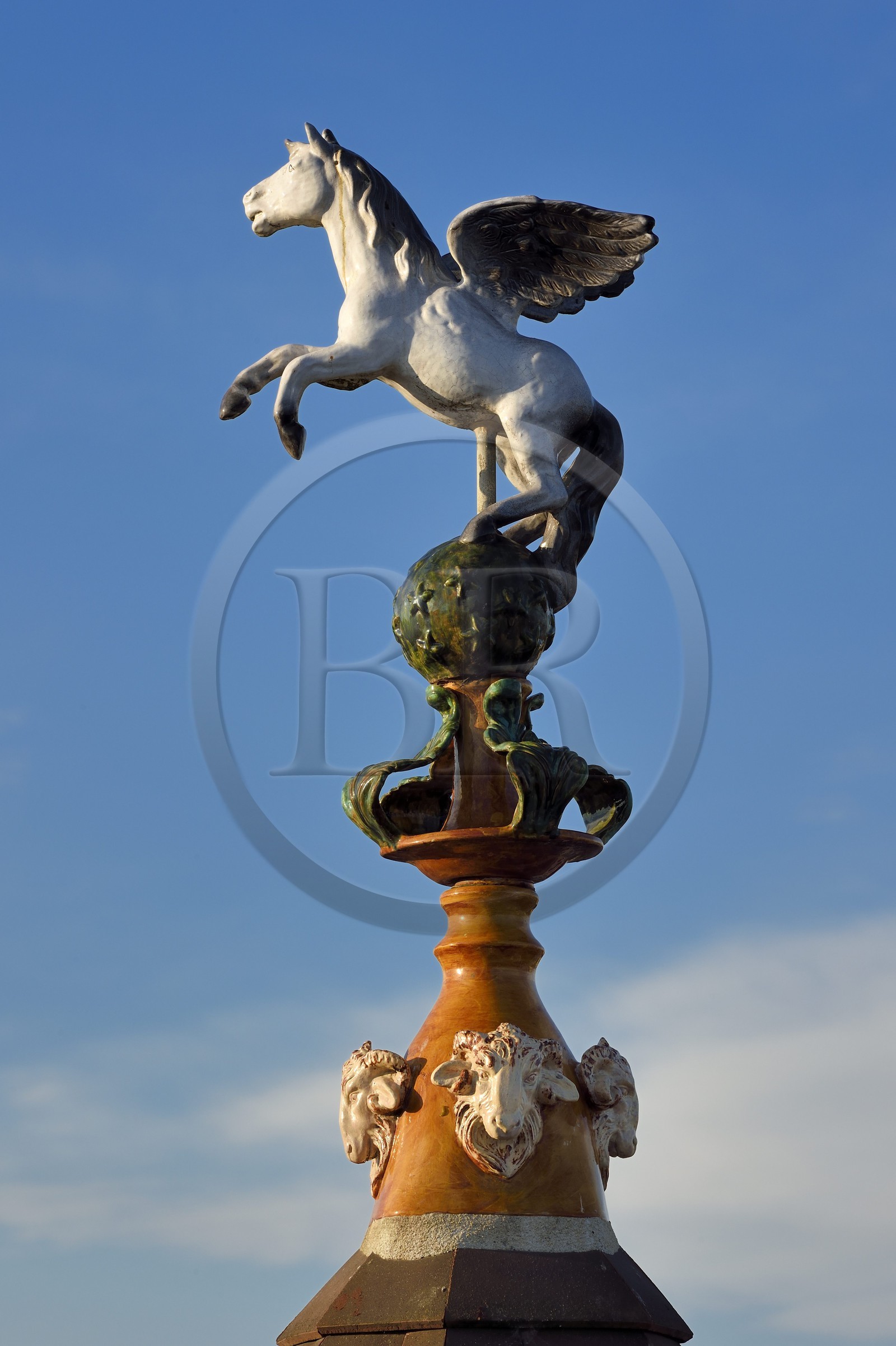 France, Calvados (14), Pays d'Auge, Deauville, l'Hotel Normandy Barriere, épi de faitage représentant un cheval ailé, typique des toits du pays d'Auge