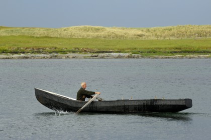Irlande, Comté de Galway, Aran Islands, Inishmore, curragh (canot en bois et toile goudronnée traditionnel) dans la baie de Killeany