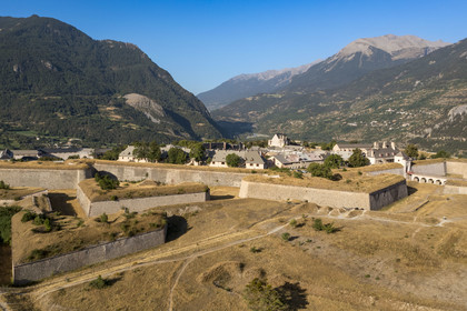 France, Hautes Alpes (05), Mont-Dauphin, citadelle édifiée par Vauban, classée Patrimoine Mondial de l'UNESCO (vue aérienne)