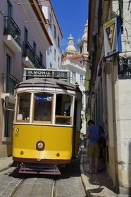 Portugal, Lisbonne, quartier de l'Alfama, tramway (electricos) le long de la Rua das Escolas Gerais avec la tour de l'église de Sao Vicente de Fora