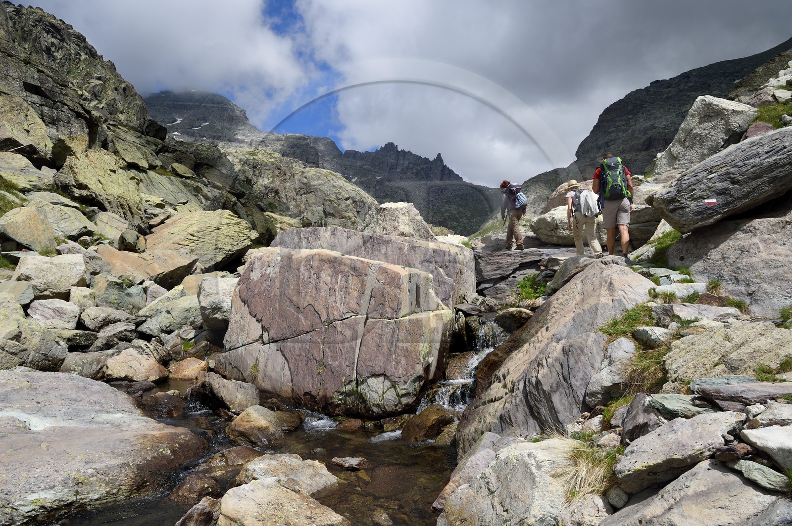 France, Alpes-Maritimes (06), parc national du Mercantour, Vallée des Merveilles parsemée de milliers de gravures rupestres de l'Age de bronze, randonneurs sur le sentier de randonnée GR 52 vers la Baisse de Valmasque et le Mont du Grand Capelet (2915m) en arrière plan