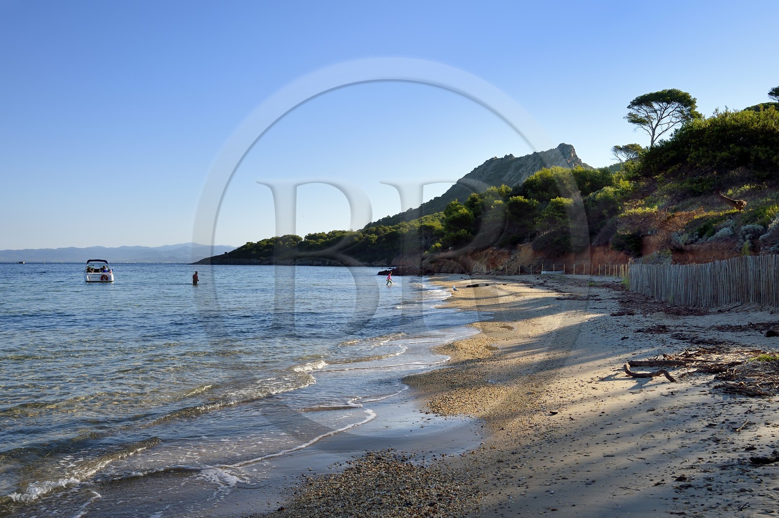 France, Var (83), Iles d'Hyères, parc national de Port Cros, Ile de Porquerolles, plage Notre-Dame dans la Baie de l'Alycastre et le Cap des Mèdes en arrière-plan