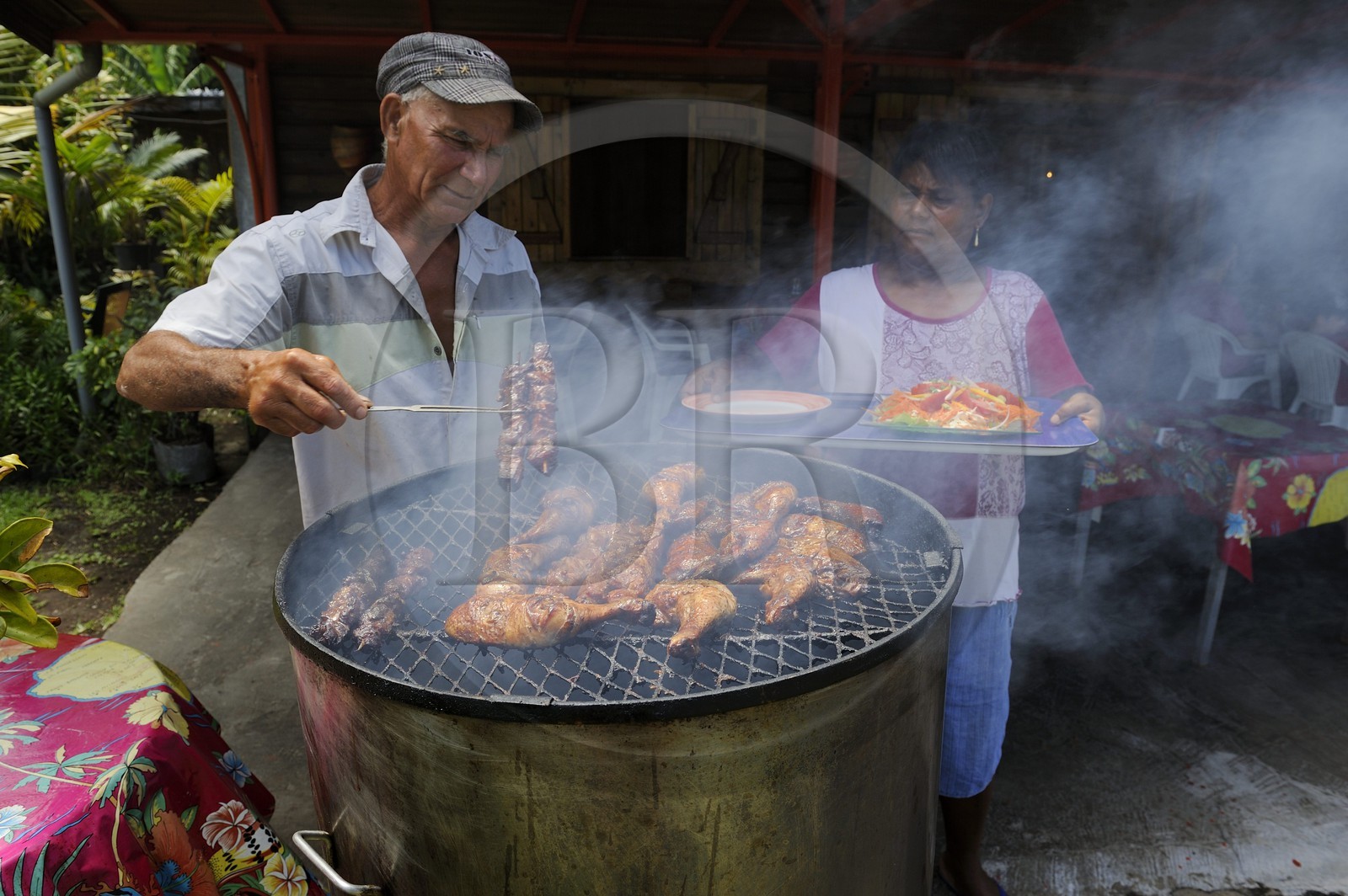 France, Ile de la Reunion, côte sud, Saint-Philippe, restaurant La Mer Cassée en bordure de mer, poulet grillé aussi appellé poulet bitume, poulet la poussière ou encore poulet goudron