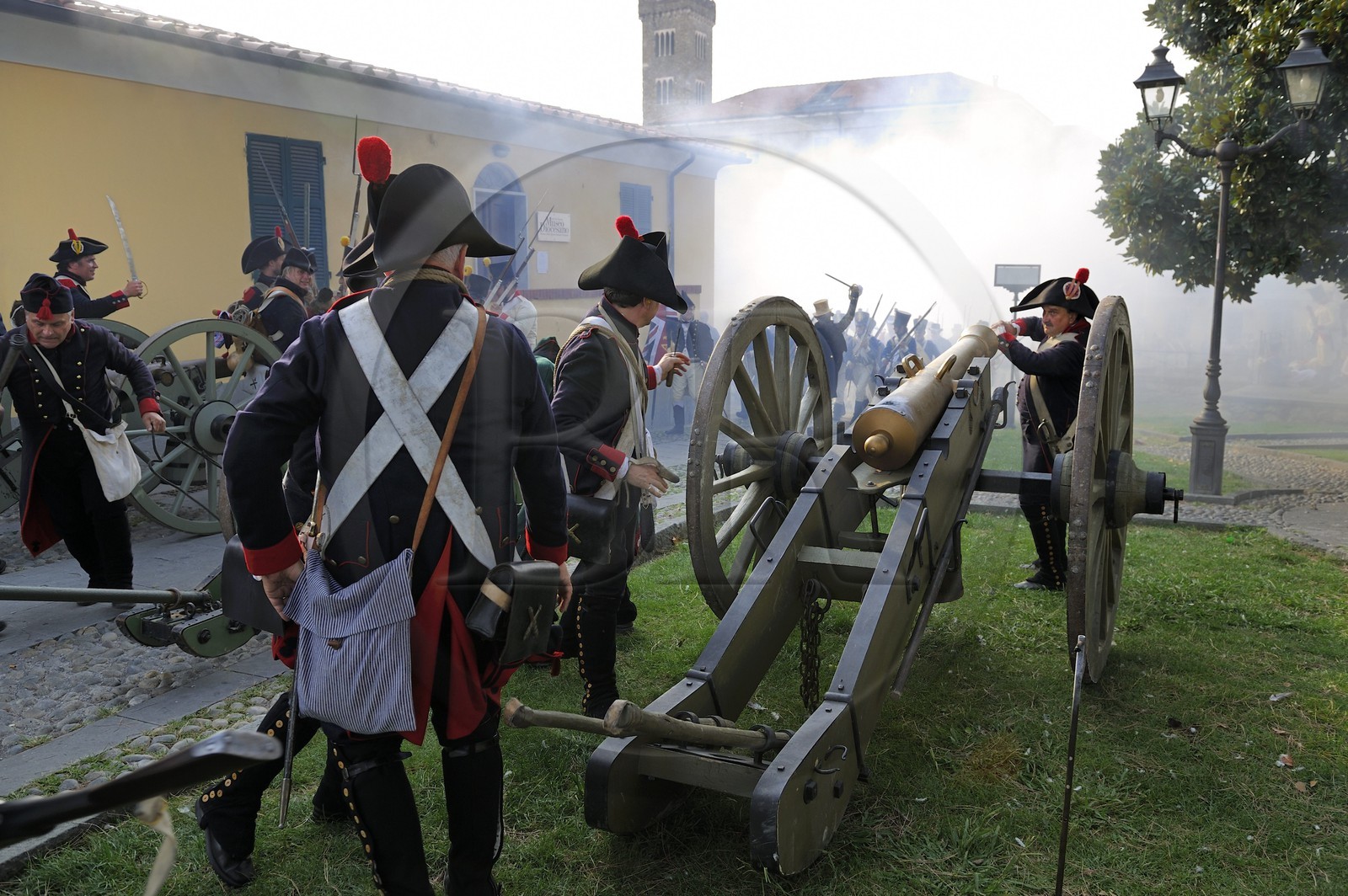Italy, Liguria, Sarzana, Piazza Matteotti, Napoleon Festival, french soldiers of the Grande Armée firing the cannon on the austrian enemy towards the citadel (fortress Firmafede)