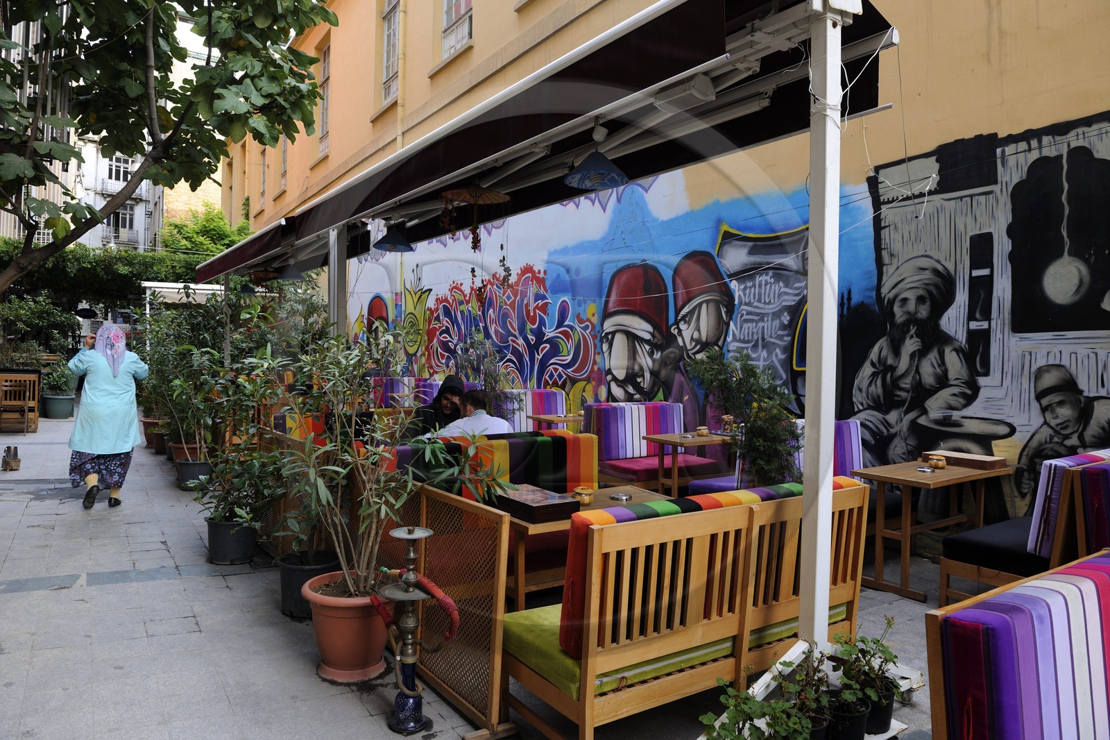 Turkey, Istanbul, Beyoglu, Taksim District, Cafe Narguile in a lane behind Istiklal Caddesi Street