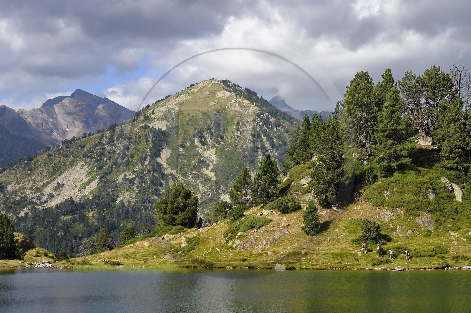 France, Hautes-Pyrénées (65), Saint-Lary-Soulan et Vielle-Aure, randonnée sur une variante du GR10 entre le col de Portet et les lacs de Bastan en bordure de la réserve naturelle de Néouvielle, lac de Bastan inférieur et le massif de Néouvielle en arrière plan