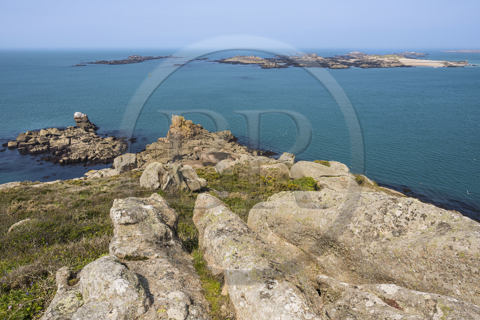 France, Côtes-d'Armor (22), Côte de Granit Rose, Trébeurden, Ile Millau, Ile Molène en arrière plan
