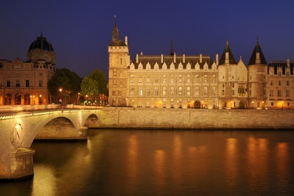 France, Paris (75), les rives de la Seine, classées Patrimoine Mondial de l'UNESCO, la Conciergerie sur l'île de la Cité et le pont au Change