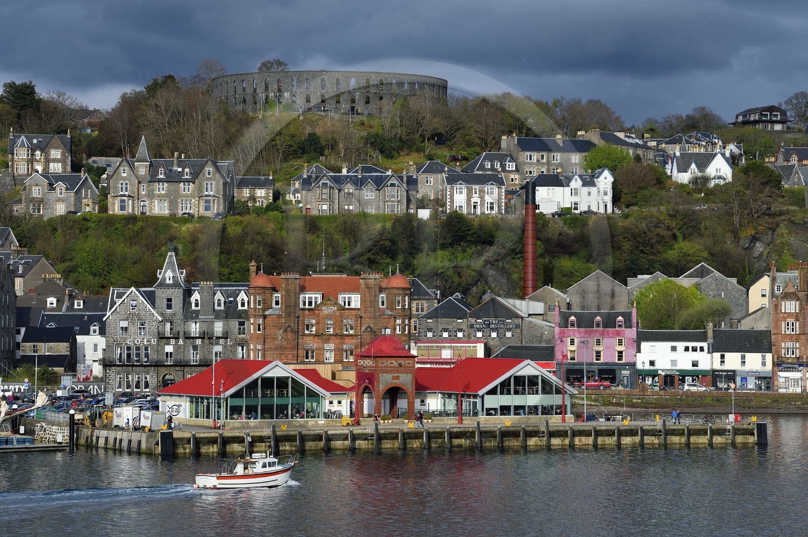 Royaume-Uni, Ecosse, Highland, Argyll and Bute, Oban, le port et la distillerie de whisky