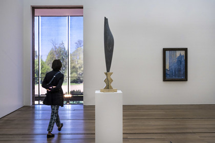 Suisse, Bâle, Riehen, fondation Beyeler, L'oiseau (1923-1947) de Constantin Brancusi et La Cathédrale de Rouen: Le Portail (effet du matin) (1894) de Claude Monet