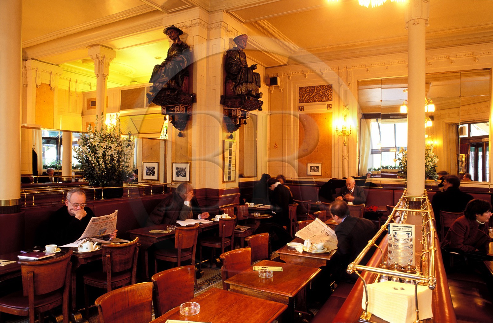 France, Paris (75), intérieur du café Les Deux Magots, boulevard Saint-Germain