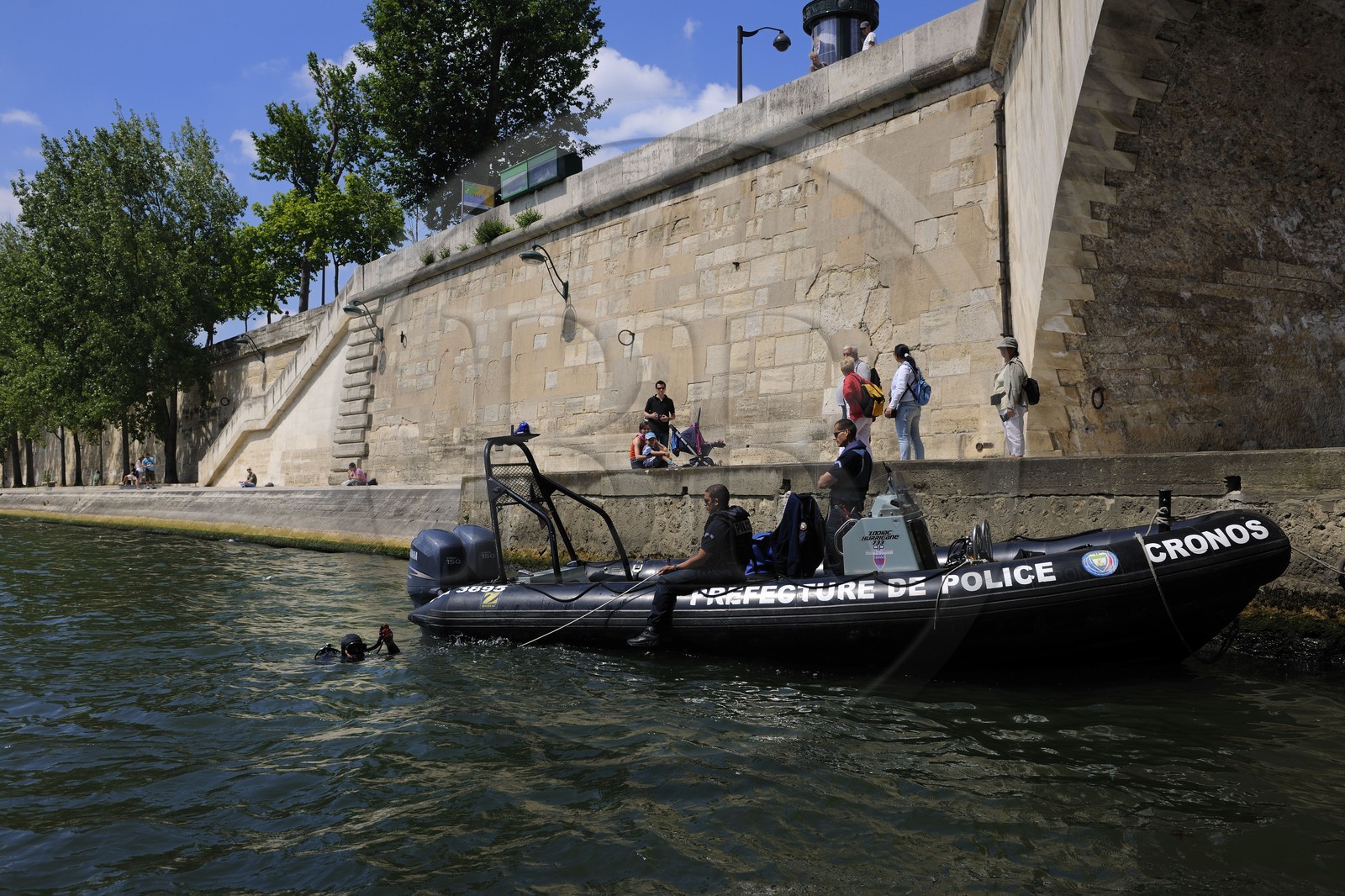 France, Paris (75), la brigade fluviale de la préfecture de Police en patrouille sur la Seine, plongeur en action