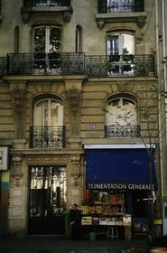 France, Paris (75), avenue Ledru Rollin, une épicerie dans un immeuble haussmannien