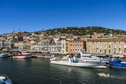 France, Hérault (34), Sète, canal Royal, thoniers senneurs à quai au pied du Mont Saint-Clair et de l'église décanale saint Louis surmontée par une statue de la Vierge Marie