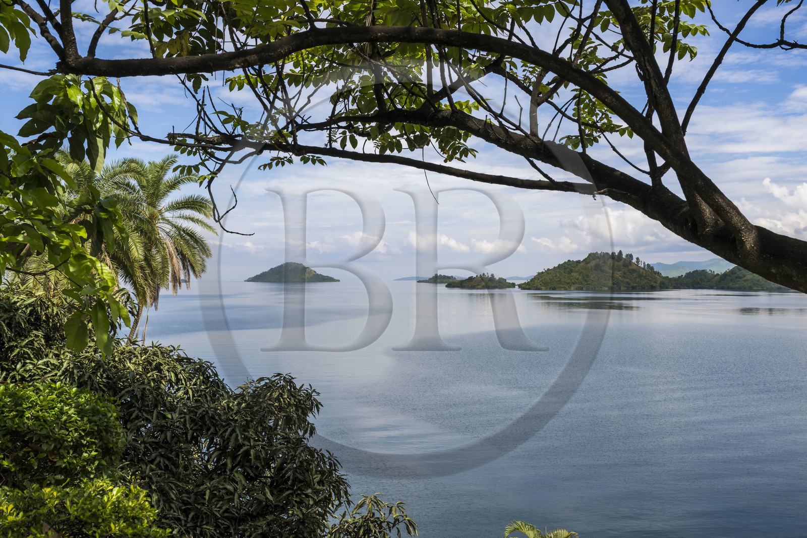 Rwanda, Province de l’Ouest, Karongi (anciennement nommée Kibuye), lac Kivu, l'Ile Napoléon nommé ainsi en raison de sa forme qui ressemble au chapeau de l'empereur en arrière plan