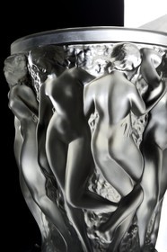 France, Bas-Rhin (67), Wingen-sur-Moder, le musée Lalique, Vase Bacchantes en cristal, créé en 1927