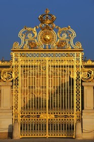 France, Yvelines (78), château de Versailles, classé Patrimoine Mondial de l'UNESCO, porte de la grille royale dessinée par Mansart séparant la cour royale restaurée en juin 2008