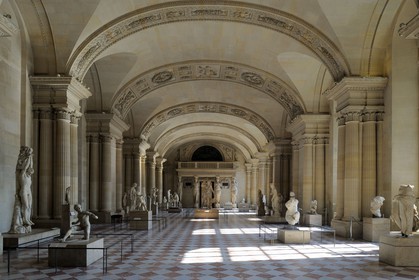 France, Paris (75), musée du Louvre, la salle des Caryatides dans le département des antiquités grecques et romaines