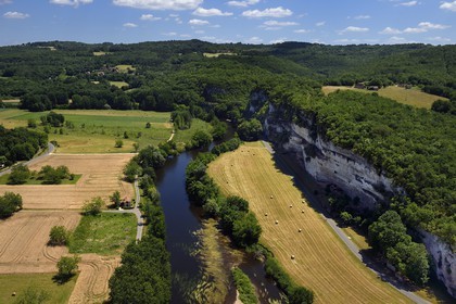 France, Dordogne (24), Périgord Noir, vallée de la Vézère, site préhistorique et grotte ornée classés Patrimoine Mondial de l'UNESCO, Peyzac-le-Moustier, falaise de La Roque-Saint-Christophe, site troglotytique datant de la Préhistoire (vue aérienne)