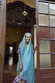 Sri Lanka, Province du Sud, Fort de Galle, classé Patrimoine Mondial de l'UNESCO, vieille dame devant sa maison de style coloniale