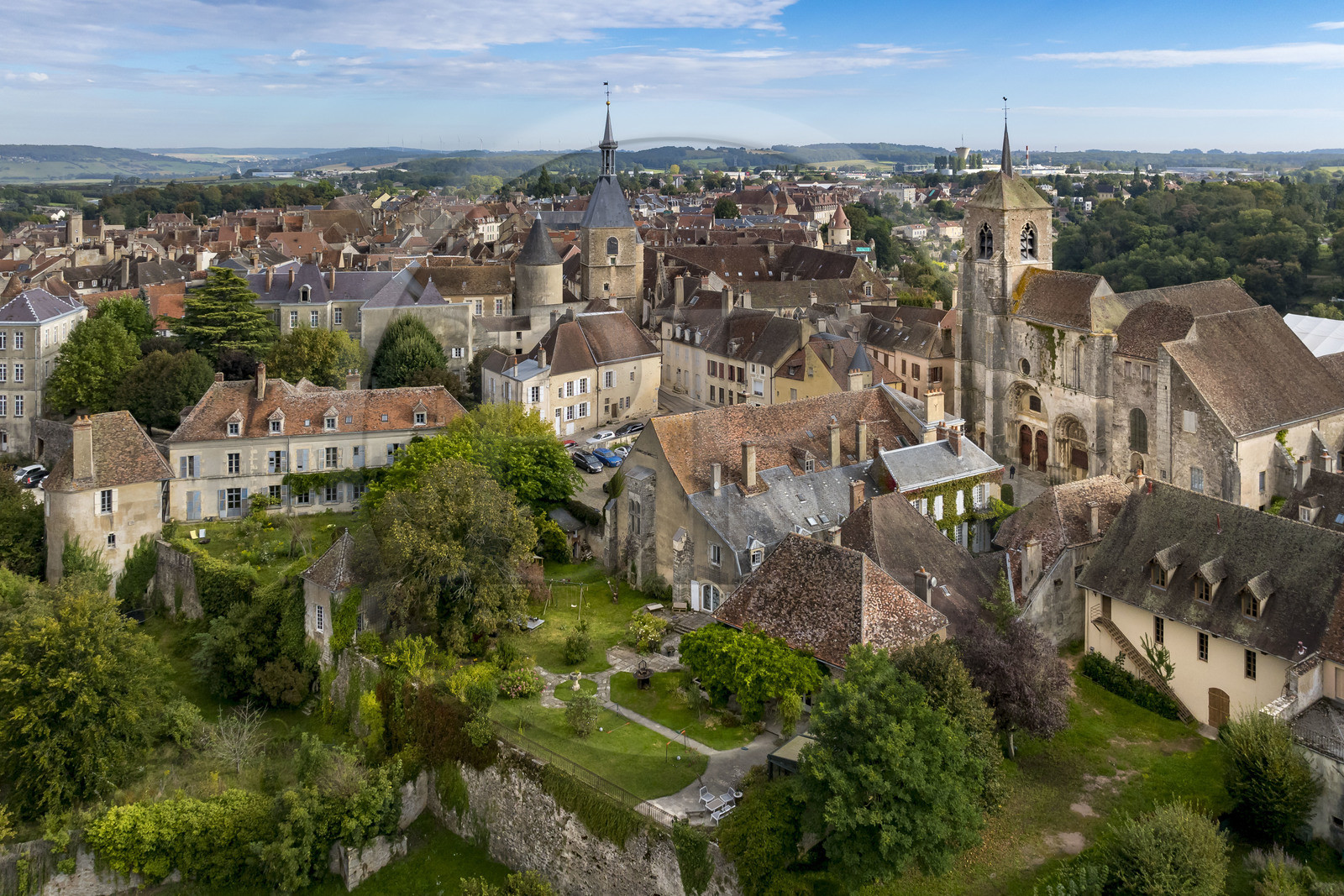 France, Yonne (89), parc naturel régional du Morvan, Avallon, la vieille ville, la tour de l'Horloge et l'église collégiale Saint-Lazare à droite (vue aérienne)
