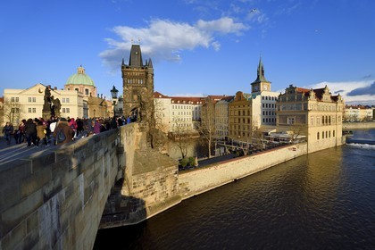 République Tchèque, Prague, centre historique classé Patrimoine Mondial de l' UNESCO, le pont Charles (Karluv Most ou Karlov Most) sur la rivière Vltava et la vieille ville (Stare Mesto)