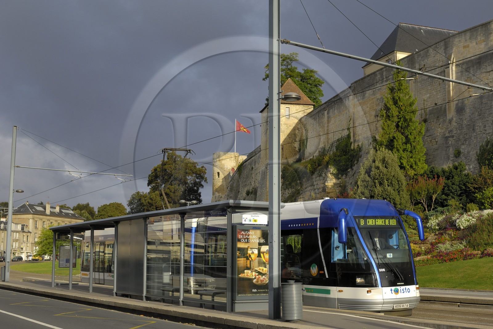 France, Calvados (14), Caen, le tram au pied du château ducal