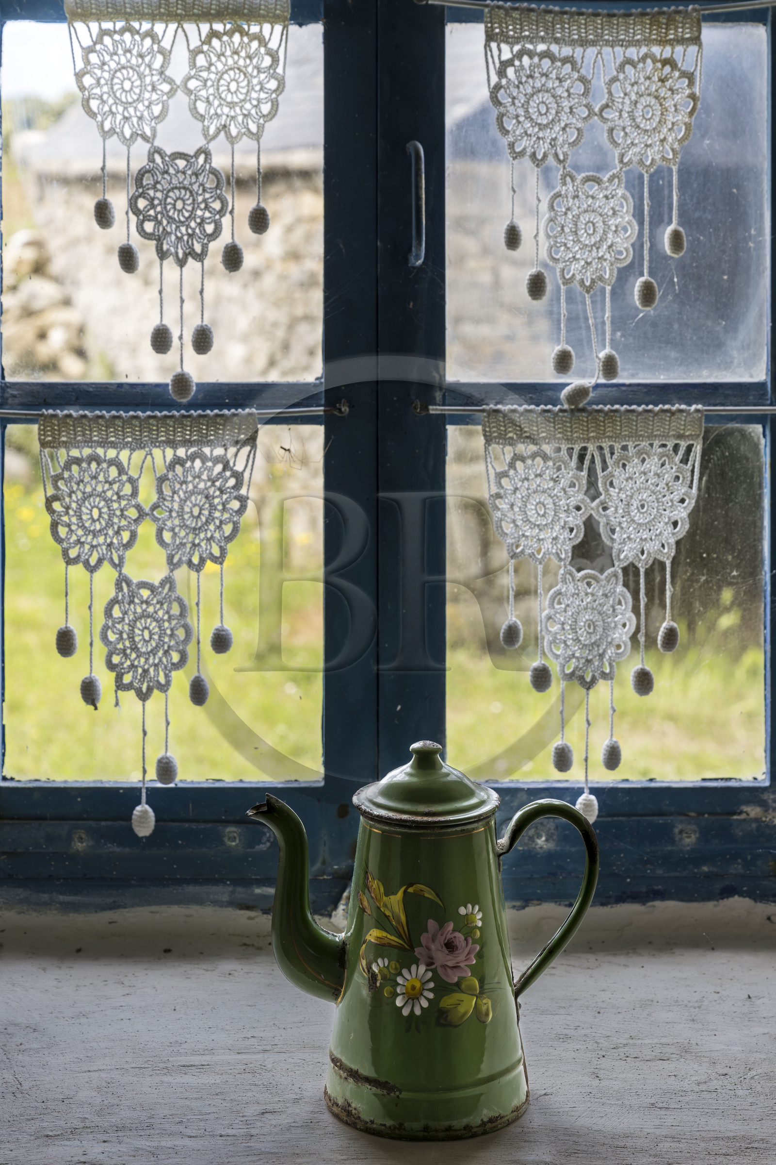 France, Finistère (29), Mer d'Iroise, Ile d'Ouessant, parc naturel régional d'Armorique, Maisons du Niou Huella, écomusée de l'île d'Ouessant présentant deux maisons rurales ouessantines traditionnelles, cafetière et dentelles