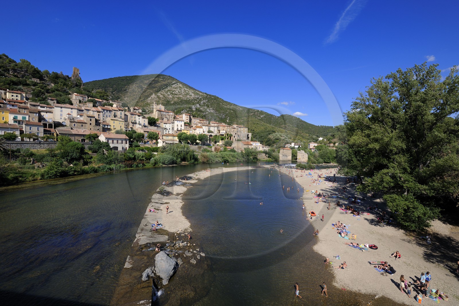 France, Hérault (34), vallée de l' Orb, plage au bord de la rivière Orb au village de Roquebrun
