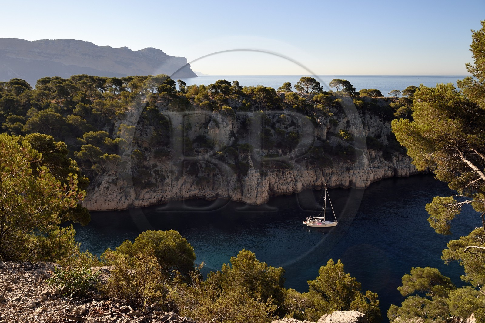 France, Bouches-du-Rhône (13), Cassis, Parc national des Calanques, Calanque de Port-Miou et les falaises du Cap Canaille en arrière plan (demande d'autorisation nécessaire avant publication)
