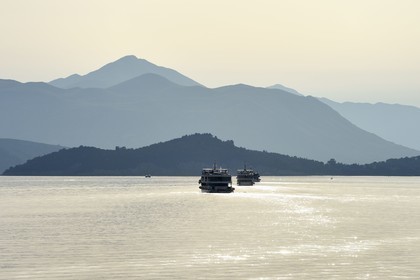 Croatie, Dalmatie, cote dalmate, Dubrovnik, bateaux de croisière au large du port