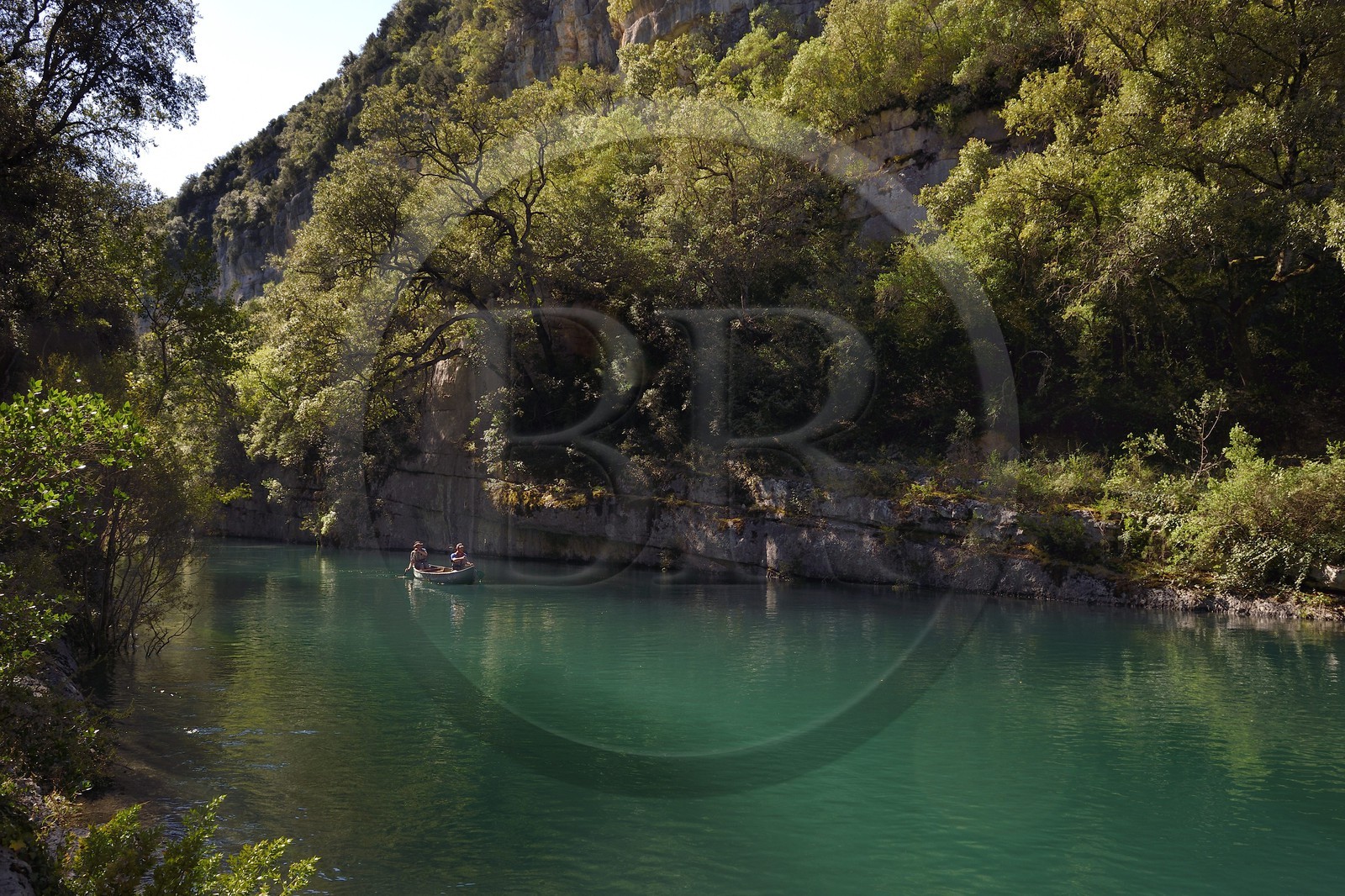 Var (83) rive gauche et Alpes-de-Haute-Provence (04) rive droite, Parc Naturel Régional du Verdon, Basses Gorges du Verdon en aval du lac de Sainte Croix, découverte en canoe des gorges de Baudinard