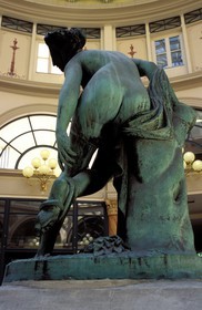 France, Paris (75), Galerie Colbert (1826), statue Eurydice piquée par un serpent par Nanteuil-Lebeuf dit Nanteuil au centre de la rotonde