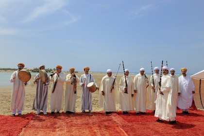 Maroc, région de l'Oriental, danse et musique traditionnelle la Reggada sur une plage