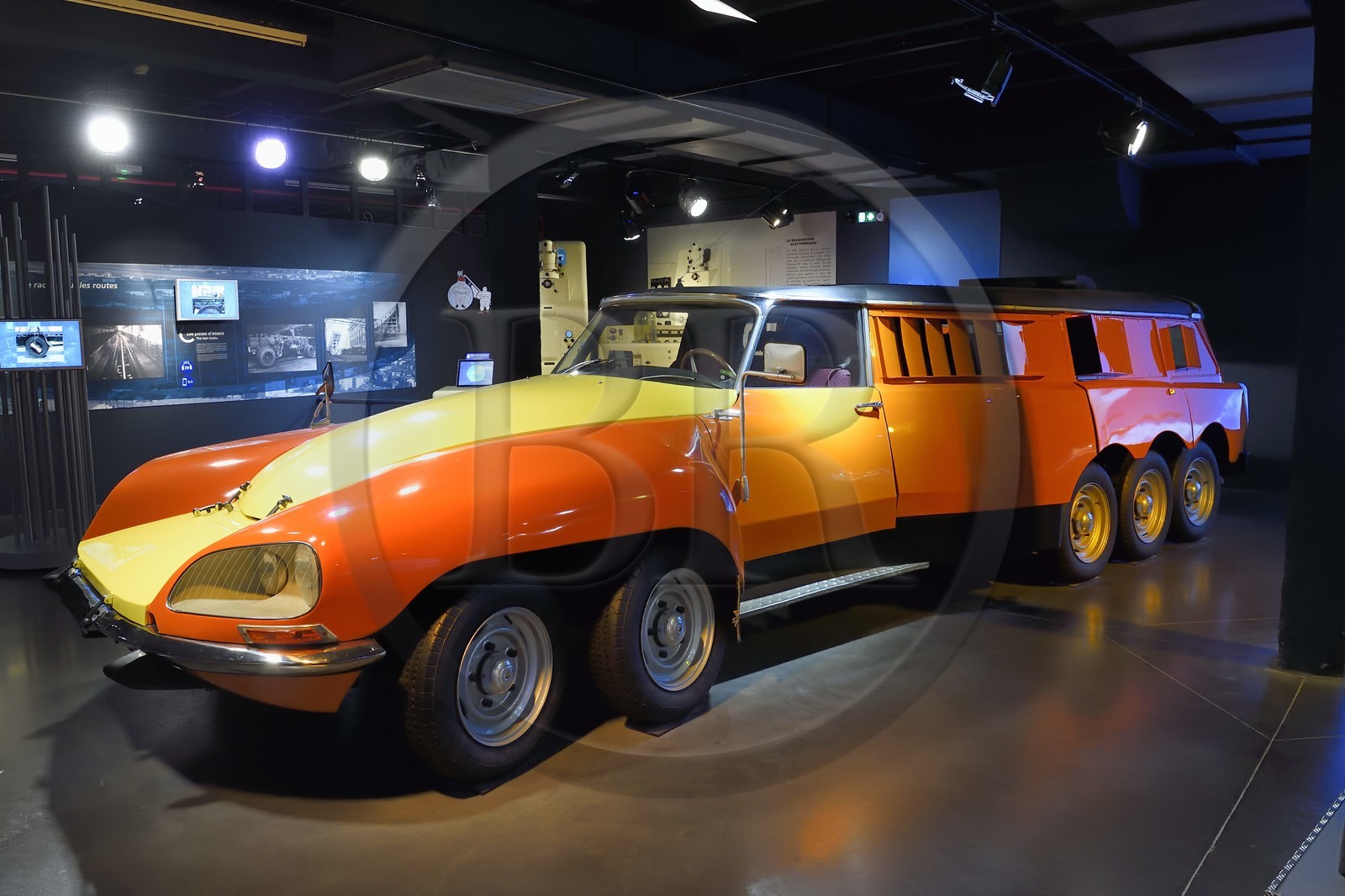 France, Puy-de-Dôme (63), Clermont-Ferrand, L'Aventure Michelin, musée retraçant toutes les activités du groupe Michelin, le Mille Pattes véhicule créé pour tester les pneus de poids-lourds à grande vitesse