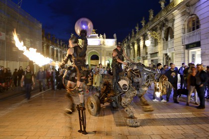 France, Meurthe-et-Moselle (54), Nancy, place Stanislas (ancienne Place Royale), classée Patrimoine Mondial de l'UNESCO, performance du groupe Lyle Doghead devant l'Arc de Triomphe (la Porte Héré)