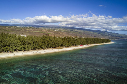 France, île de la Réunion, la Cote Ouest, plage du lagon de Saint-Gilles-Les-Bains à l'Ermitage-les-Bains, bordée par des filaos (vue aérienne)