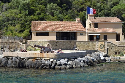 France, Var (83), Iles d'Hyères, Parc national de Port Cros, Ile de Port-Cros, un canon et le bureau du Parc à l'entrée du port