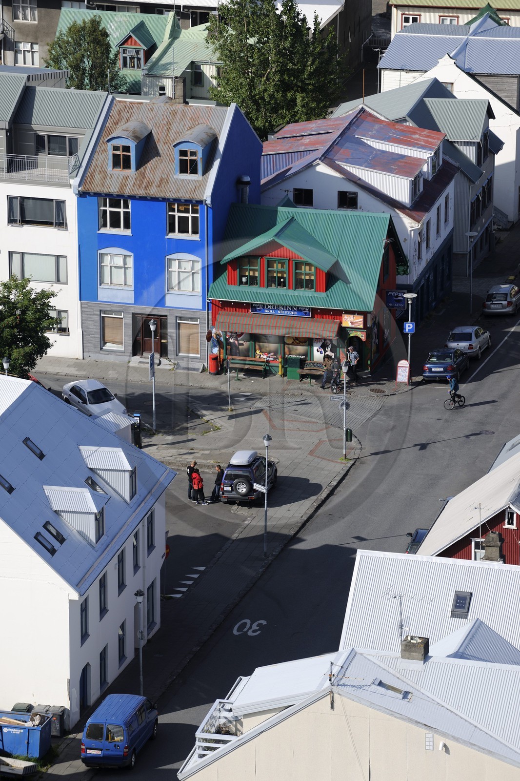 Islande, Reykjavik, batiments colorés dans la vieille ville dont une épicerie de quartier