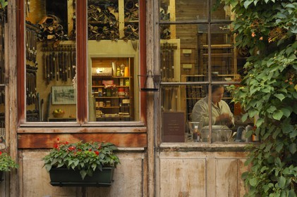 France, Paris (75), passage l'Homme (26 rue de Charonne), atelier de gainier d'art et d'ameublement de Maris-Jeanne Greenaway
