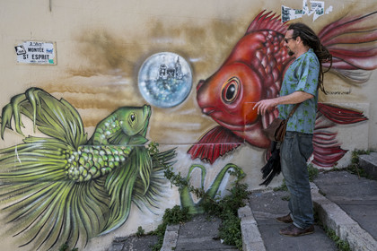 France, Bouches-du-Rhône (13), Marseille, quartier du Panier, peinture murale réalisée par le street artiste Loïc Perrel dit Poasson (en portrait) le long de l'escalier de la montée Saint Esprit pour l'association Le Lacydon