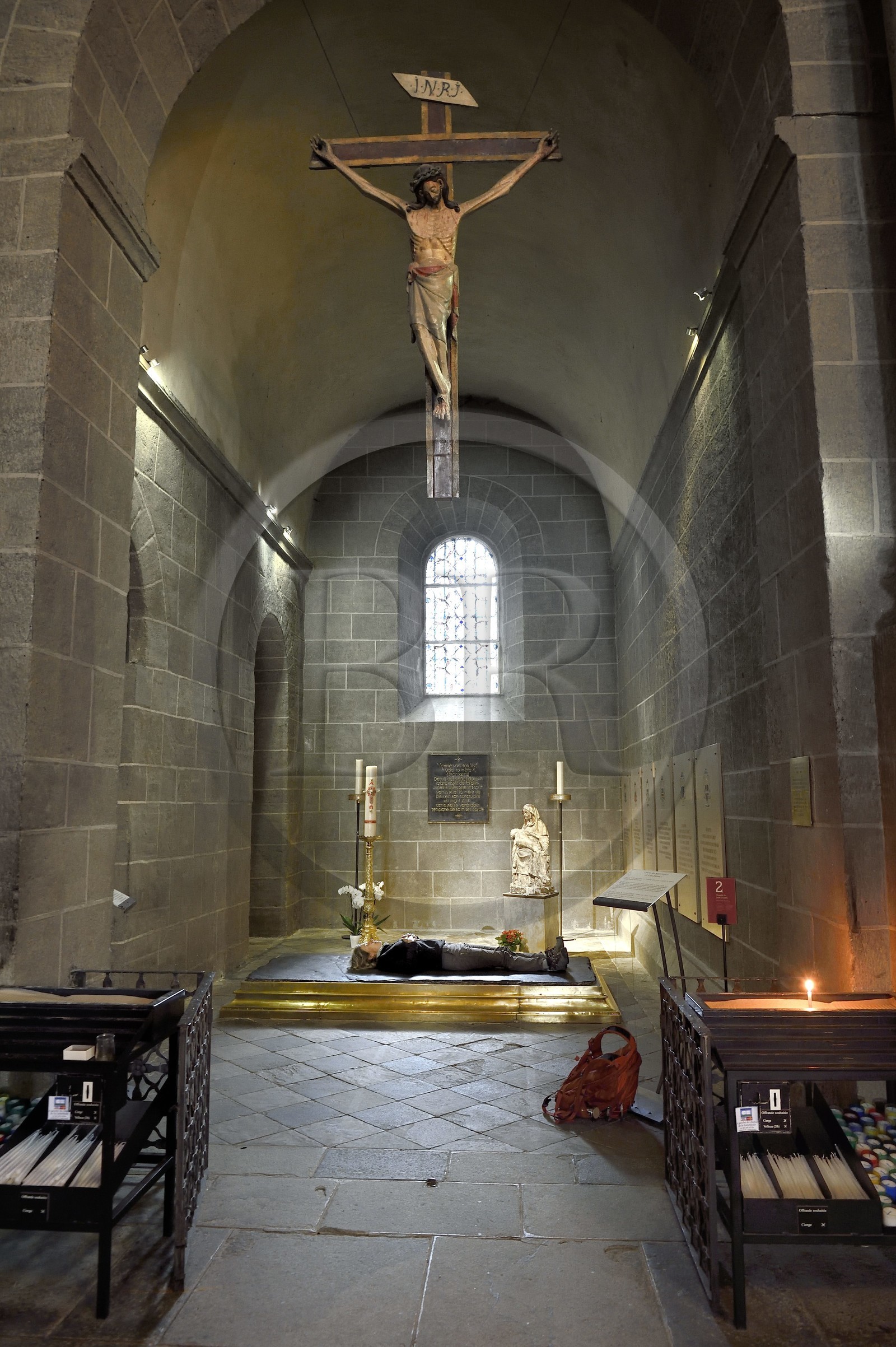 France, Haute-Loire (43), Le Puy-en-Velay, étape des chemins de Compostelle, la cathédrale Notre-Dame-de-l'Annonciation du XIIe siècle classée Patrimoine Mondial de l'UNESCO, chapelle du Saint Crucifix, grande dalle en phonolithe appelée la pierre des Fièvres ou pierre des apparitions (de la Vierge)