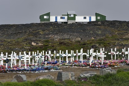 Groenland, cote ouest, Ile de Disko, Qeqertarsuaq, le cimetière, les tombes sont décorées avec des fleurs artificielles