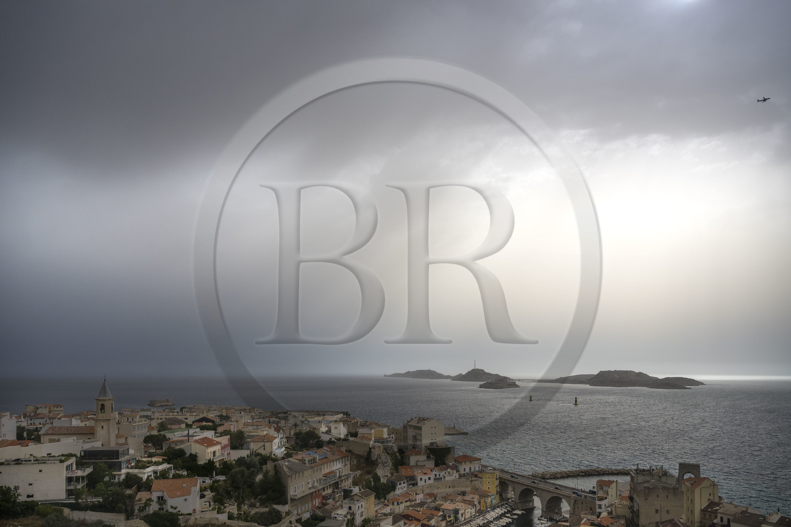 France, Bouches-du-Rhône (13), Marseille, quartier d'Endoume, le Vallon des Auffes, l'archipel du Frioul avec le Chateau d'If en arrière plan