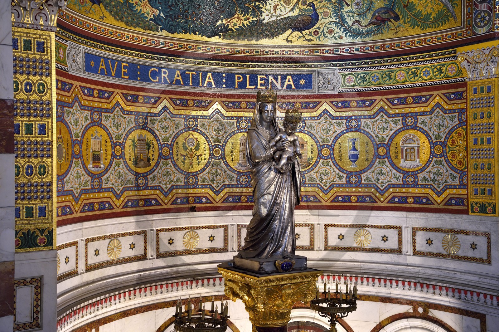 France, Bouches-du-Rhône (13), Marseille, basilique Notre-Dame de la Garde, Vierge à l'enfant en argent de Chanuel dans l'église supérieure, des légions d'honneur données en ex-voto en frise vers le bas