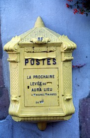 France, Haut-Rhin (68), Route des vins d' Alsace, Riquewihr, labellisé Les Plus Beaux Villages de France, boîte aux lettres de la Poste ancien modèle