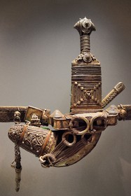 Sultanat d'Oman, Mascate, vieille ville de Mascate, le musée national d'Oman expose des éléments historiques et patrimoniaux du sultanat, poignard Khanjar de style omanais du XXe siècle