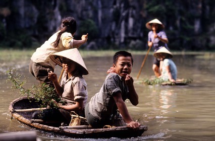 Vietnam, la rivière Hoa Lu, appelée la Baie d'Halong terrestre, promenade dans les grottes en petite barque