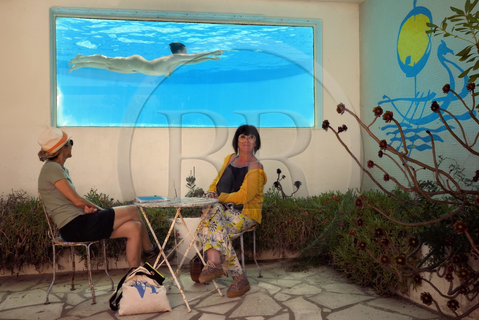 France, Var (83), Iles d'Hyères, Parc national de Port Cros, Ile du Levant, domaine naturiste d'Héliopolis, Hotel La Brise Marine, la directrice Valérie Vich dans sa piscine aquarium